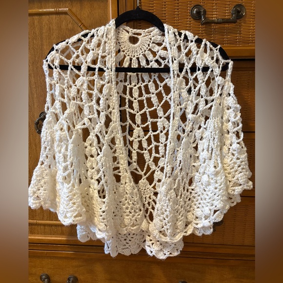 Beautiful White Crochet Shoulder Shawl— perfect condition one size - Picture 5 of 5